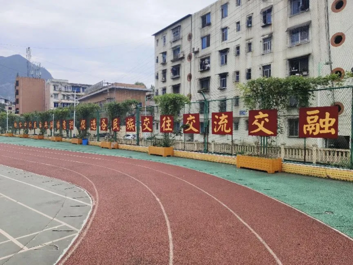 校园内处处营造民族团结“好氛围”