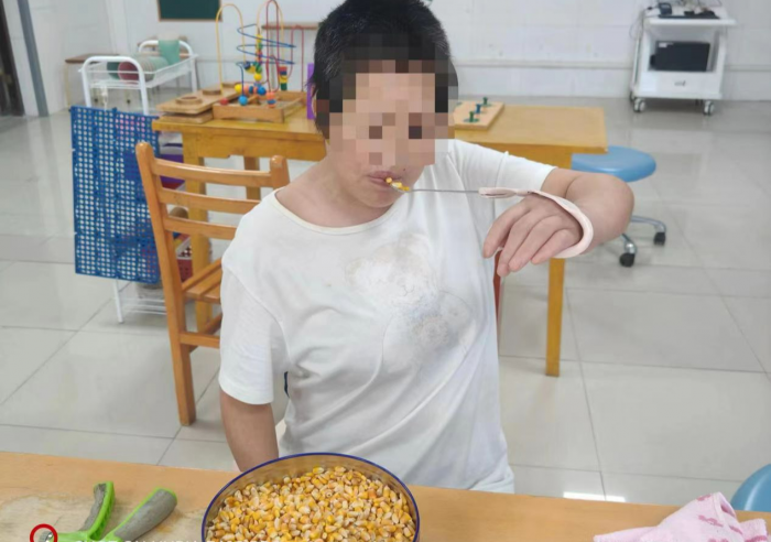 绵竹市人民医院：给勺子加上手环 把康复融入生活.jpg