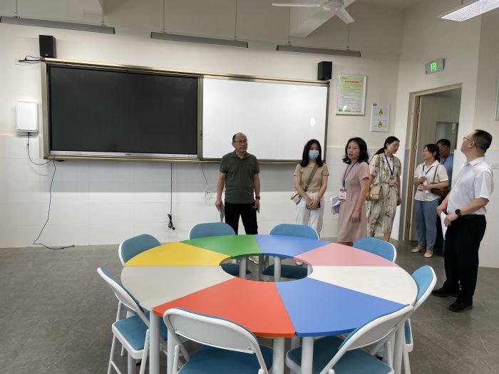 1查看博雅明德高级中学心理健康室