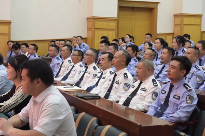 参会领导及干警认真听取演讲