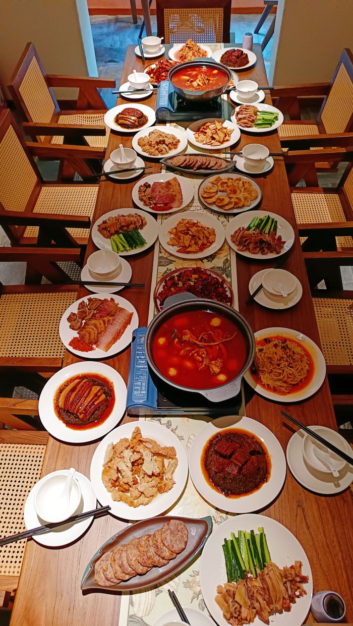 琳琅满目的曾家山美食.jpg