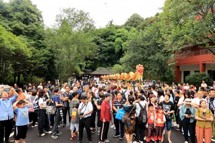 老峨山上人头攒动（陈珍利 摄）.jpg