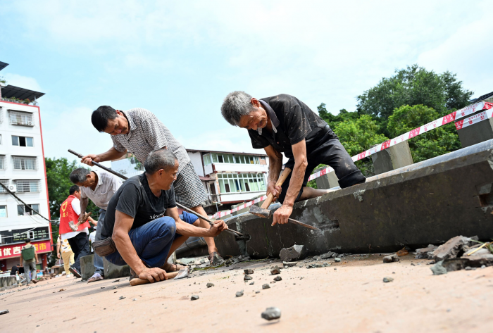 田家镇场镇交通建设者加班加点抢修水毁桥梁栏杆.png