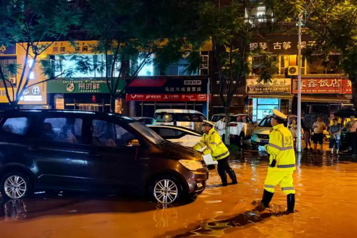 马边公安”战斗“在风雨中