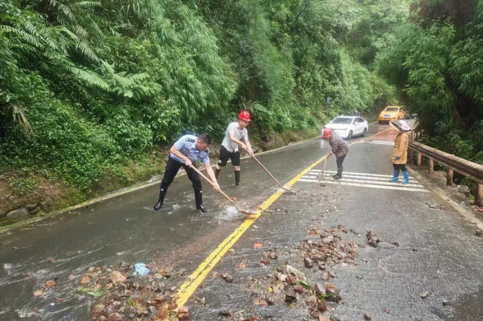 峨眉公安清除道路泥石