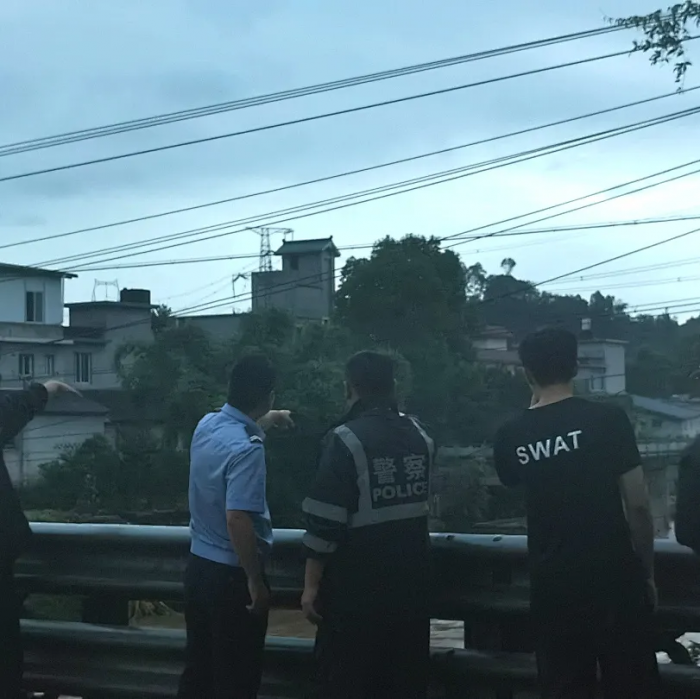 市中区平兴派出所民警查看河流水位