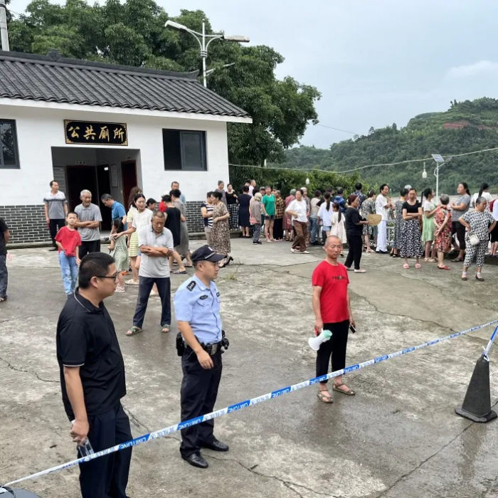 犍为孝姑派出所民警设置临时安置区
