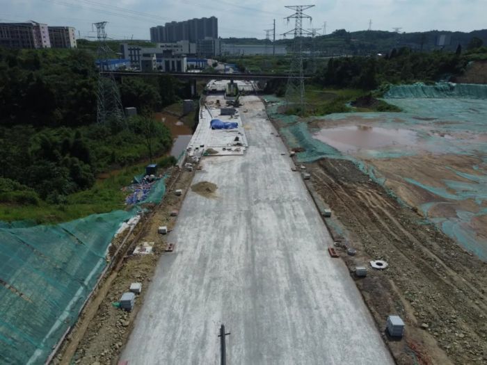 安泰街北段即将进入第二层水泥稳定层铺筑.jpg