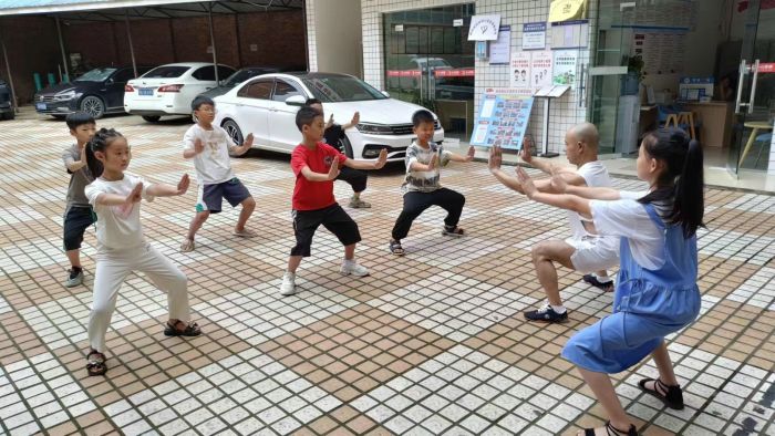 3-2024.07.22.新场镇2024年“阳光伴护·快乐成长”暑假文明实践活动——安全教育课、非遗传习课_副本.jpg