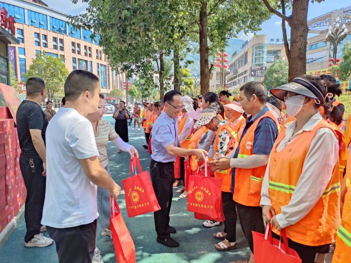 发放慰问礼包。 (2).jpg