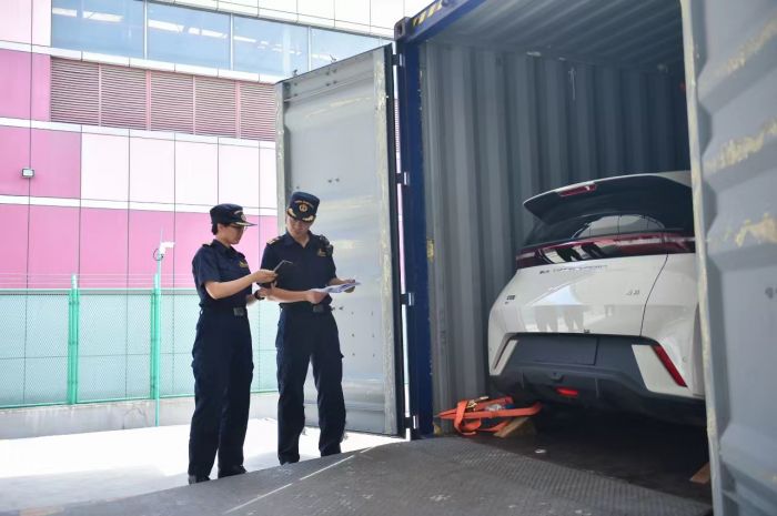 成都海关监管中心关员对出口新能源汽车进行查验