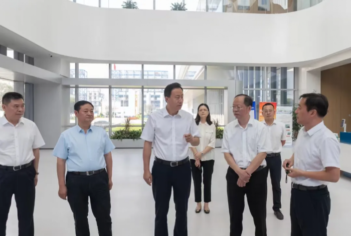 赵波（中）在五通桥区调研经济运行、产业发展、园区建设等情况 