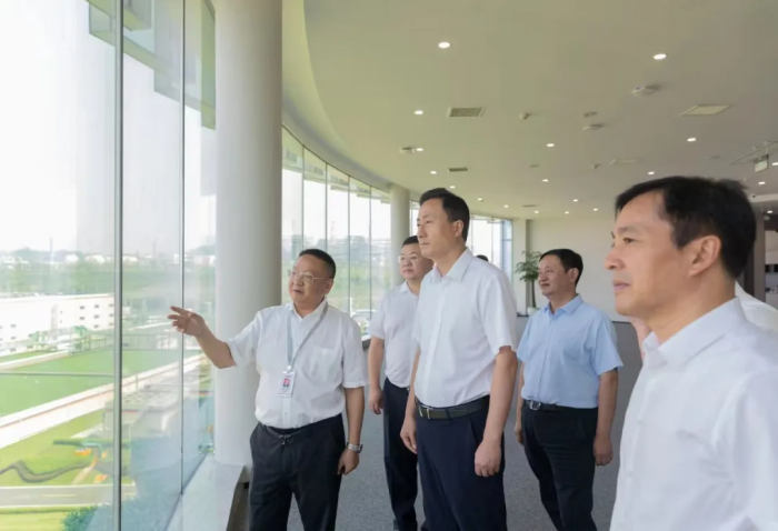 赵波（右二）在四川永祥新能源有限公司调研