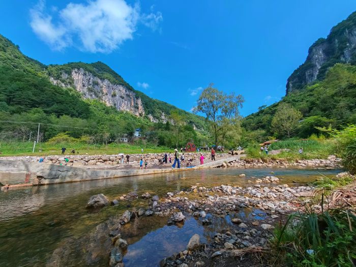 吊滩河吸引游客前来拍照。.jpg