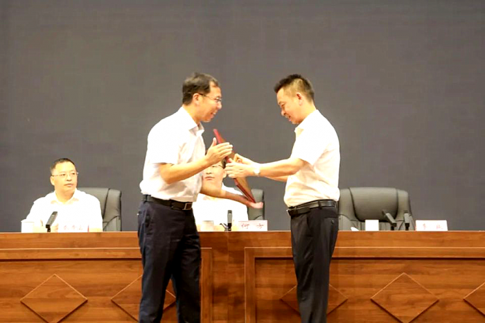 李良向乐山博睿特高级中学颁发教育质量突出贡献奖_副本.png