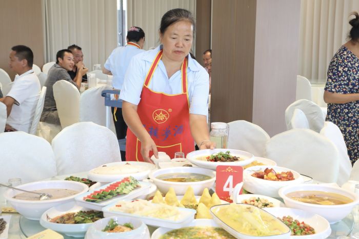 农家乐内，村民们正忙着上菜。