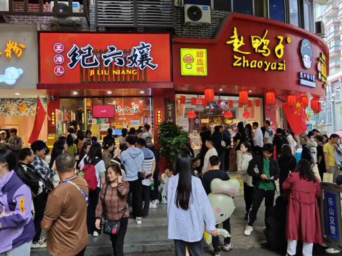 餐饮店前排队“打拥堂”