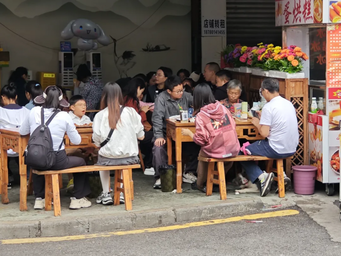 餐饮店里游客满堂