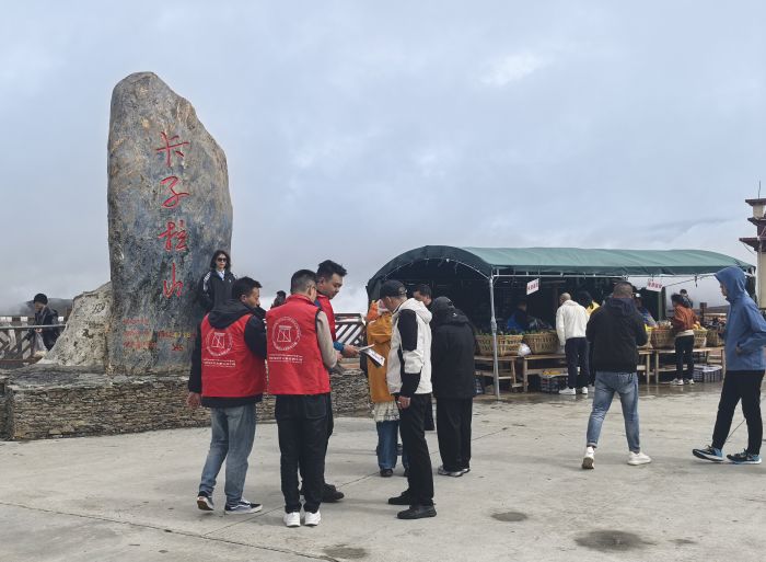 图为志愿者为游客服务3.jpg