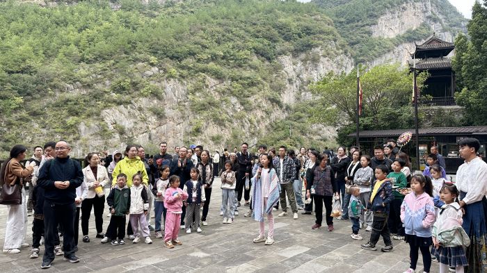 游客参与景区唱红歌活动.jpg
