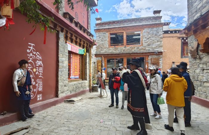图为游客打卡理塘千户藏寨.jpg