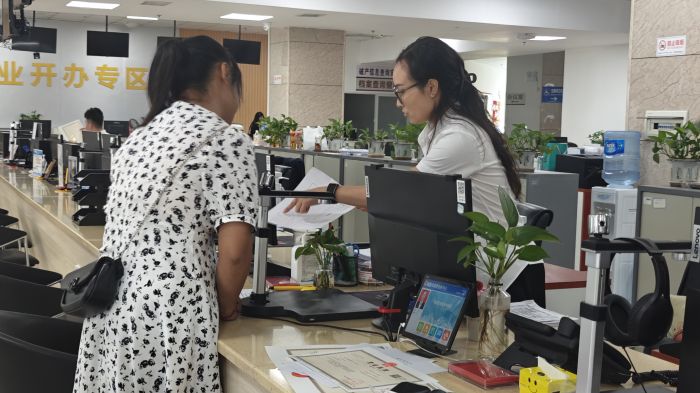 隆昌市人民政府政务服务中心办事服务大厅.jpg