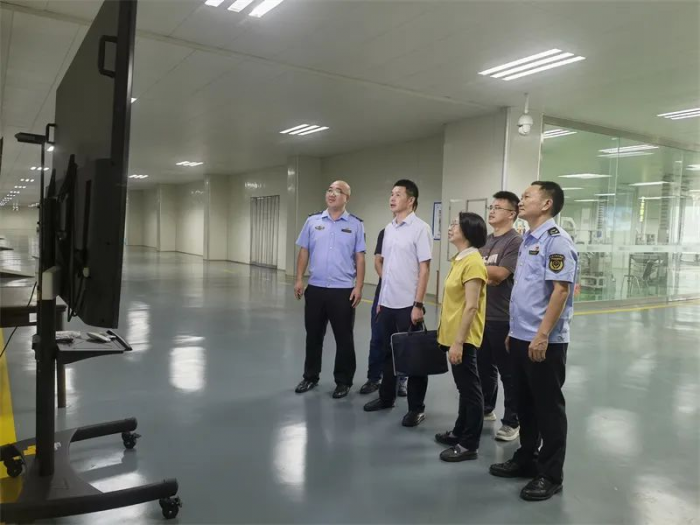 工作人员调研现场