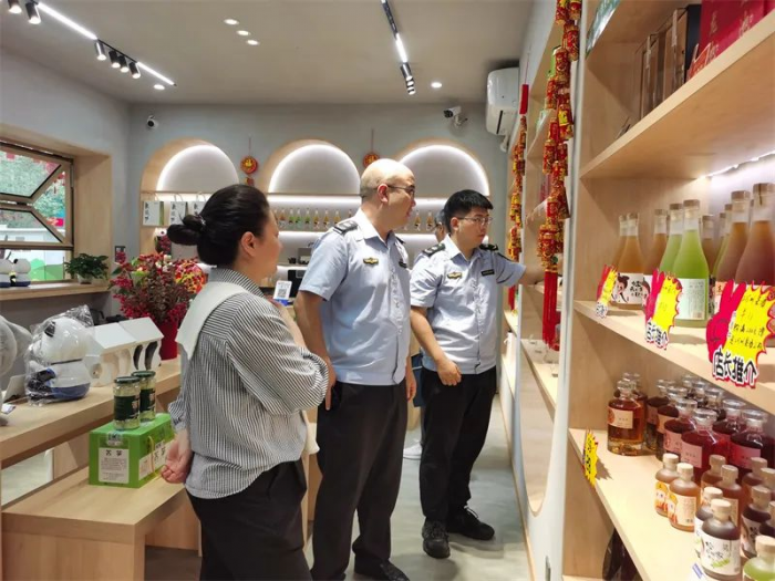 工作人员检查现场