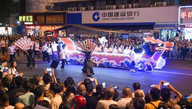 1五通桥区龙舟和贰柒拾参加乐山市“非遗巡游展演”活动_副本