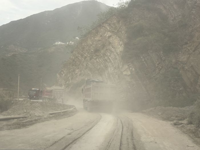 金沙江畔压碎的凶险道路
