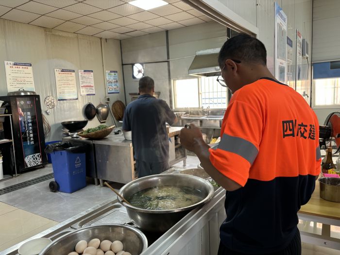 卡哈洛大桥建设工地食堂