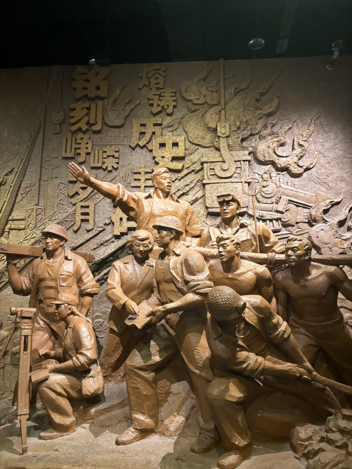 攀枝花三线建设雕塑图.png
