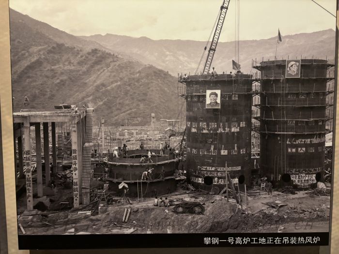 攀钢一号高炉工地正在吊装热风炉（资料图）