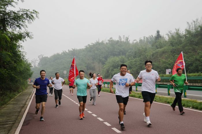 体验跑步带来的快乐与满足