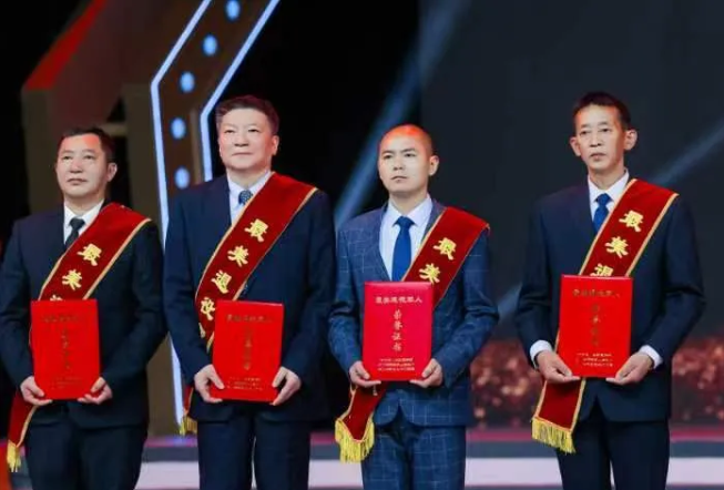 刘念（右一）获评四川省最美退役军人.png