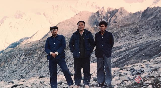 韩声雄（中）、刘流（左一）翻越甲午雪山后，在山顶与同行的乡邮员合影