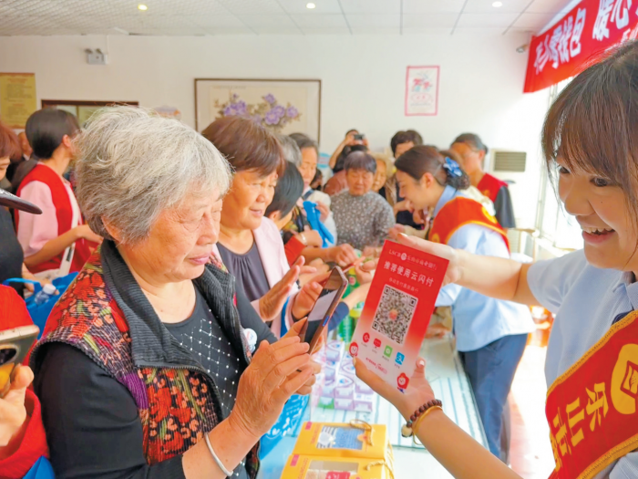 乐山商行向老年群体耐心讲解养老金融产品