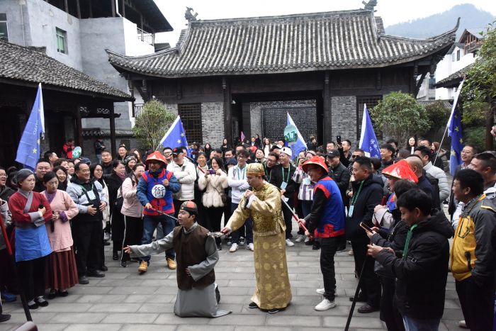 旅行商观看县衙审案表演.jpg