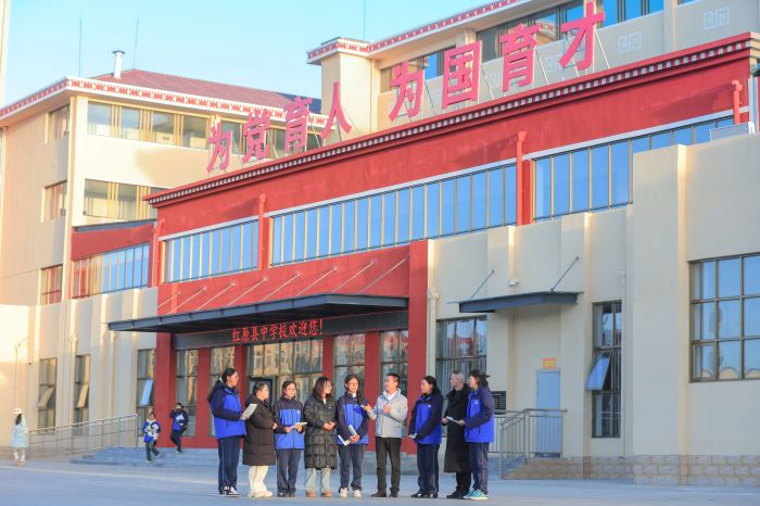 师生课下开展交流