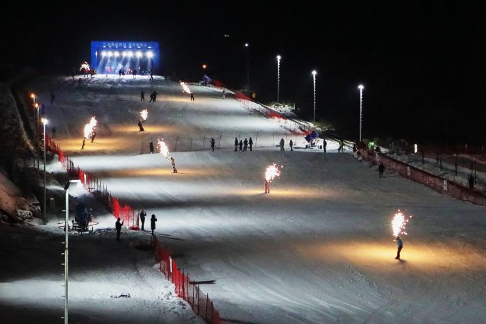 滑雪爱好者体验“夜滑”.jpg