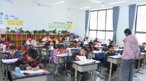 泸定得妥镇中心小学校1.png