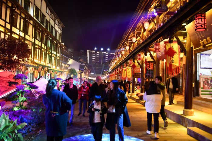 游客夜游曾家山汉王老街.jpg