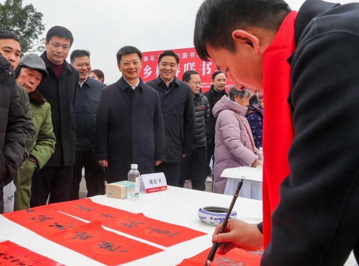 李昕、廖文彬、雷涛参观书法家们在现场挥毫泼墨。 庄歌尔 摄