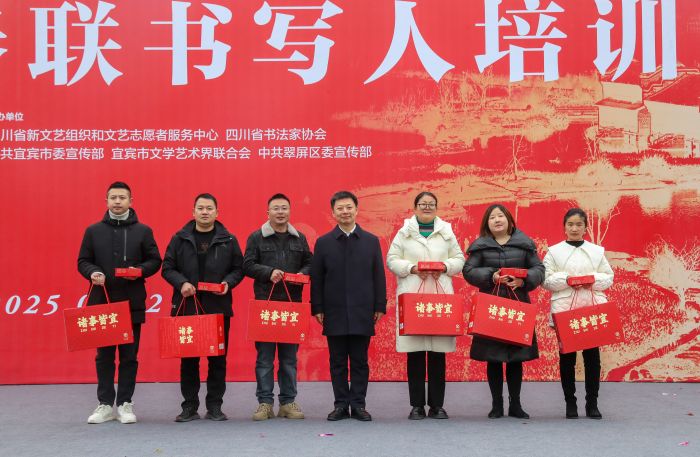 廖文彬向6名村民代表赠送春节福包，代表市委、市政府向他们送上新春的慰问。 庄歌尔 摄