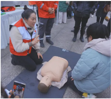 向市民讲解常用医疗救护知识