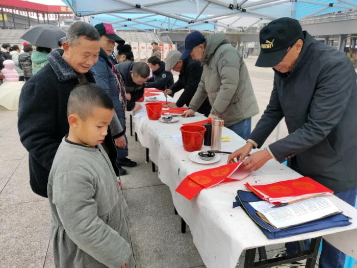 送春联现场