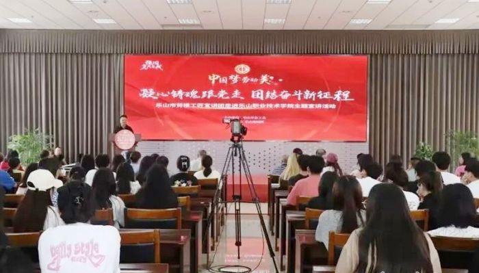 宣讲团采取“线下+线上”主题宣讲活动现场