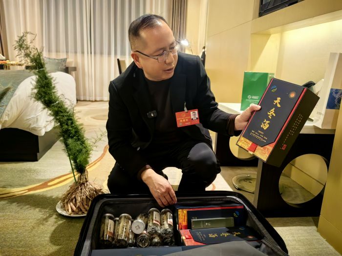 汪东海介绍天冬产品.jpg