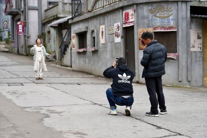 游客打卡“红房子”影视基地