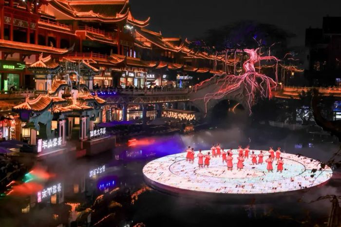 图2 东坡水街水舞台表演人气爆棚。图源东坡区融媒体中心.jpg